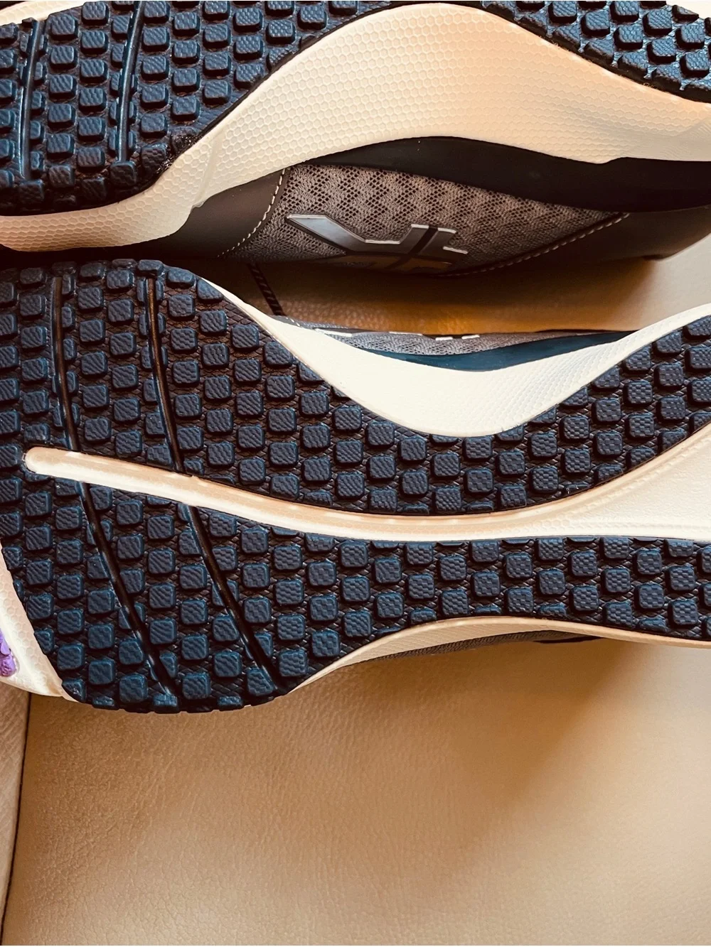 NWOT KURU Women’s Sneakers Size 10